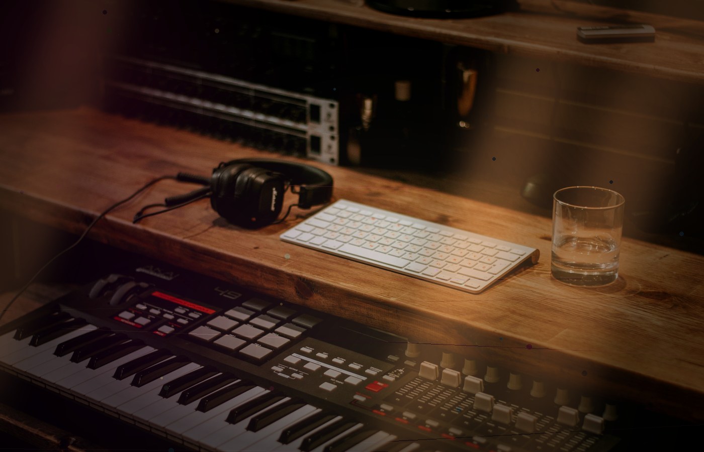 Уютная project-studio атмосфера: компьютер, клавиатура, наушники и музыкальное рабочее место